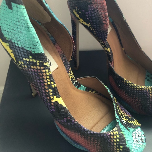 Steve Madden Shoes - Steve Madden Snakeskin Printed Pumps